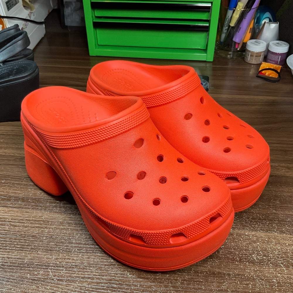 Crocs siren clogs size 10, lava orange platform clogs